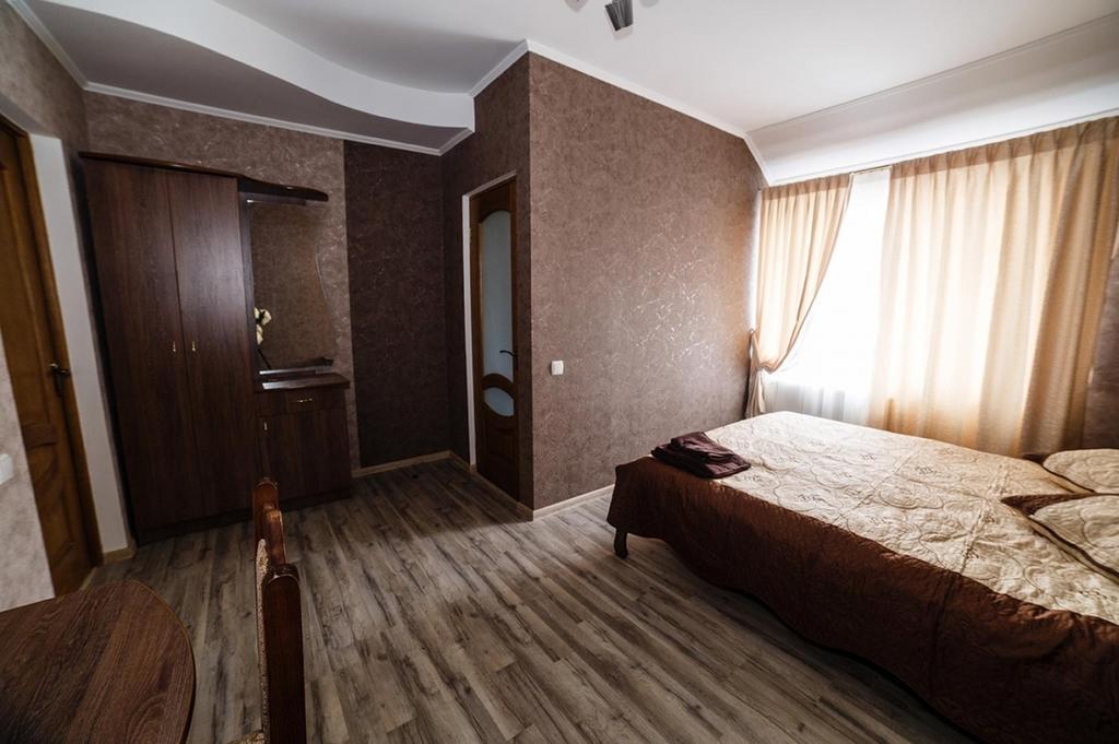 Hotel Corner House Lutsʼk Exterior foto